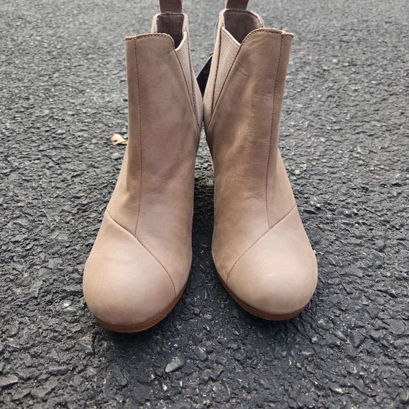 NWT Tom’s Kelsey Wedge Booties Taupe Gray Suede Leather size 8.5 - Picture 2 of 9